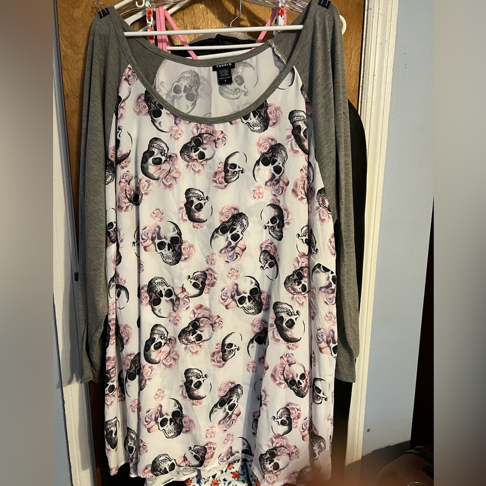 Gray and white skull shirt with pink roses